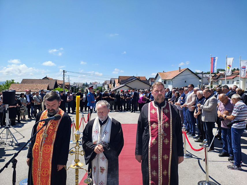 СОКОЛАЦ, 16. ЈУНА /СРНА/ - На Војничком спомен-гробљу Нови Зејтинлик на Сокоцу почело је обиљежавање Дана одбране Сарајевско-романијске регије - једног од најтежих задатака које је током Одбрамбено-отаџбинског рата извршила Војска Републике Српске, односно Сарајевско-романијски корпус.	
