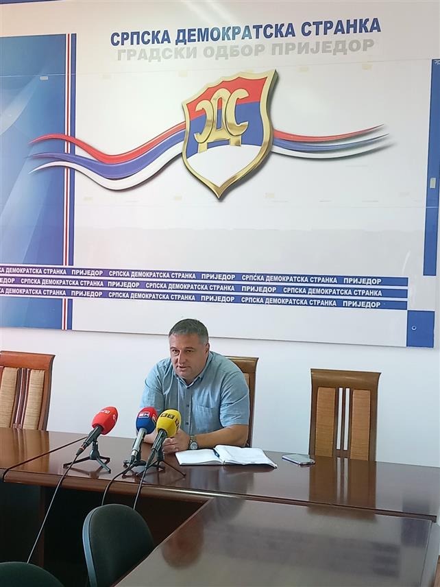 ПРИЈЕДОР, 16. ЈУНА /СРНА/ - Предсједник Градског одбора СДС-а Приједор Далибор Мајкић изјавио је данас да ће ова странка имати свог кандидата за предсједника Републике Српске и да, како каже, неће бити одустајања и повлачења.