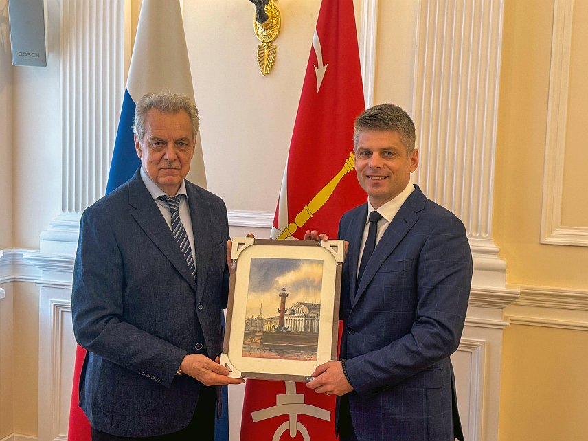 САНКТ ПЕТЕРБУРГ, 16. ЈУНА /СРНА/ - Директор Канцеларије Владе Србије за јавну и културну дипломатију Арно Гујон и предсједник Комитета за спољне везе Санкт Петербурга Јевгениј Григоријев разговарали су о покретању нових заједничких иницијатива у области културе, медија и образовања с циљем даљег јачања сарадње Србије и Русије.