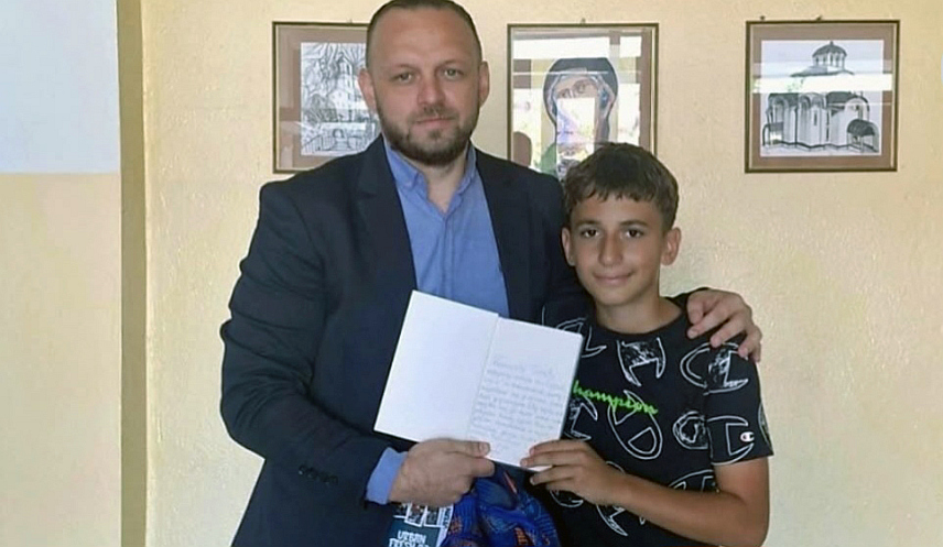 БИЈЕЉИНА, 16. ЈУНА /СРНА/ - Основна школа "Дворови" у Бијељини другу је годину заредом реализовала избор за признање "Најгест године" с циљем да се препозна, истакне и награди племенитост, доброта, емпатија и другарство међу ученицима.