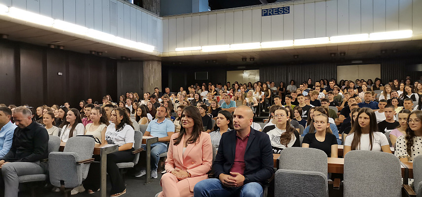 ДОБОЈ, 18. ЈУНА /СРНА/ - У Добоју је данас одржан пријем за 304 матуранта основних и средњих школа са постигнутим одличним успјехом у школској 2025/26. години, којима ће бити уручено по 100 КМ као признања за остварене резултате.