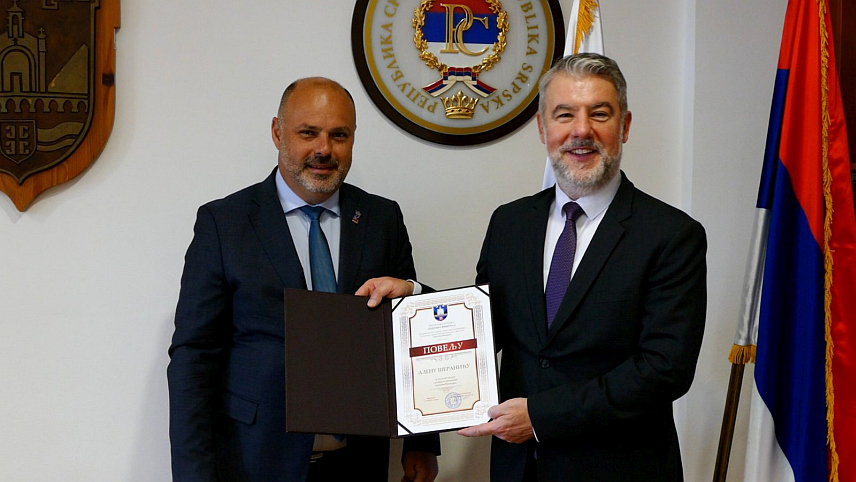 ВИШЕГРАД, 19. ЈУНА /СРНА/ - Начелник општине Вишеград Младен Ђуревић уручио је министру здравља и социјалне заштите Републике Српске Алену Шеранићу Повељу општине, за допринос развоју ове локалне заједнице.