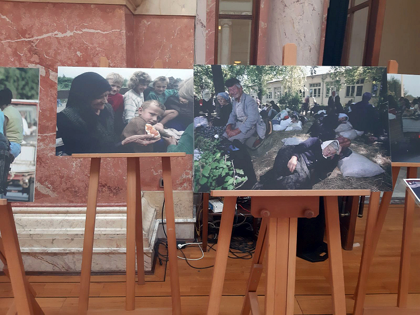БЕОГРАД, 19. ЈУНА /СРНА/ - У Скупштини Србије данас је отворена изложба "Иза сваке избјегличке приче стоји човјек", посвећена страдању и прогону Срба из Хрватске, који су спас пронашли у Србији, а том приликом је саопштено да је остало да се стамбено збрине још око 7.000 избјеглица.