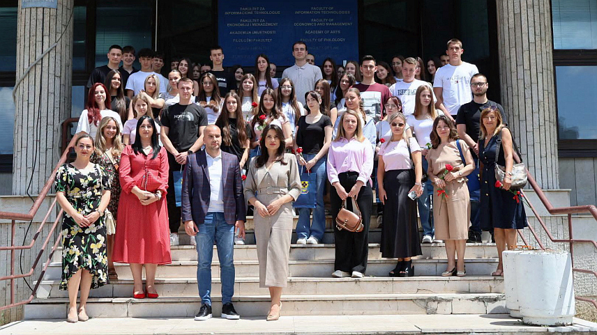 ДОБОЈ, 19. ЈУНА /СРНА/ - Градска управа Добој организовала је данас пријем за 51 добитника Вукове дипломе у школској 2025/26. години, којима je уз пригодан поклон уручено по 200 КМ као признање за остварене резултате.	
