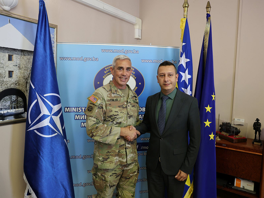 САРАЈЕВО, 1. ЈУНА /СРНА/ - Замјеник министра одбране у Савјету министара Александар Гогановић састао се данас са новоименованим командантом НАTО Штаба у Сарајеву, бригадним генералом Џејмсом Фаулером.