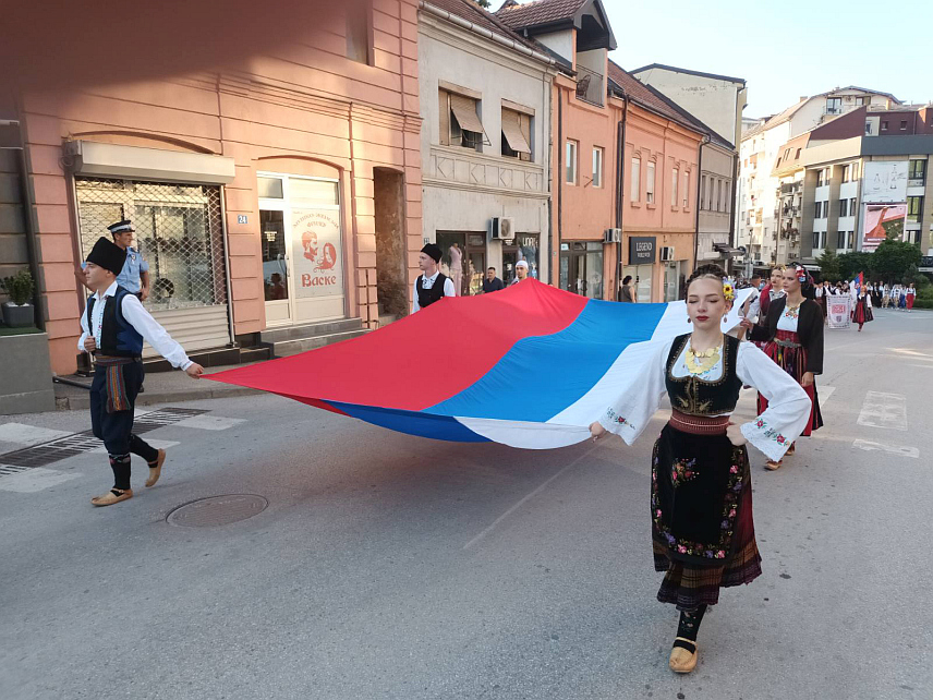 ЗВОРНИК, 20. ЈУНА /СРНА/ - На љетној позорници испред Народне библиотеке и музејске збирке Зворник вечерас је одржан "Видовдански сабор", на којем је наступило шест културно-умјетничких друштава /КУД/ са око 200 учесника из Републике Српске и Србије.