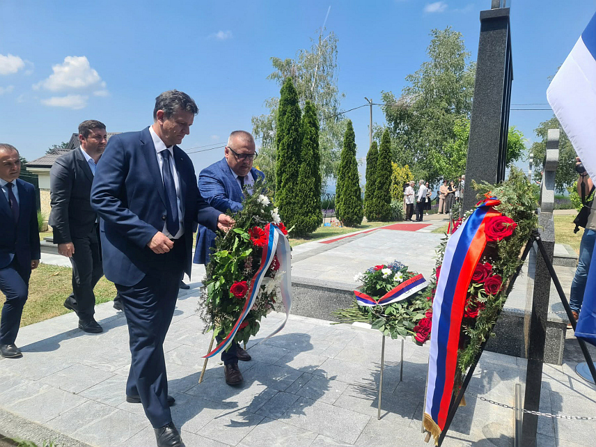 БАЊАЛУКА, 21. ЈУНА /СРНА/ - Предсједник СДС-а Бранко Блануша одао је данас почаст погинулим борцима и свим учесницима операције "Коридор 92" на Дугој Њиви.