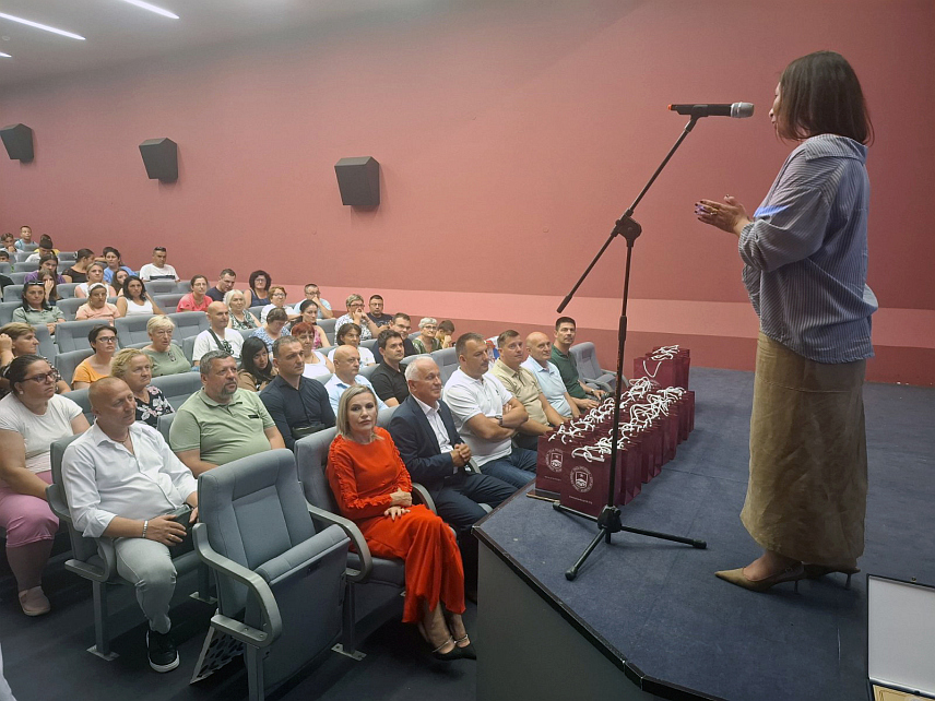 ПРИЈЕДОР, 23. ЈУНА /СРНА/ - Градска управа Приједор организовала је данас пријем за дјецу са Косова и Метохије која бораве у овој локалној заједници у оквиру пројекта "Спојимо дјецу Косова и Метохије и Републике Српске".	
