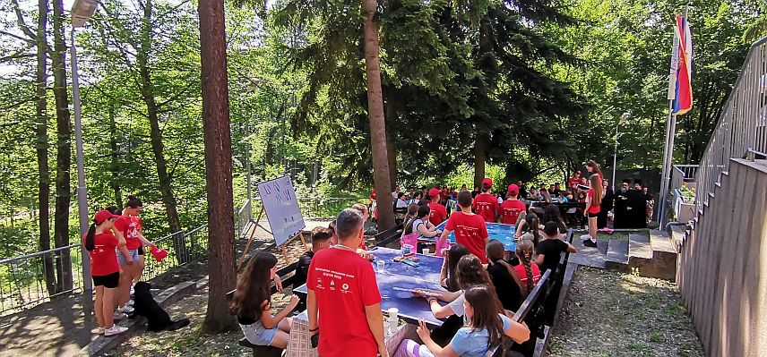ПЕТРОВО, 23. ЈУНА /СРНА/ - Светосавски омладински камп на Озрену данас су посјетили малишани из Зубиног Потока који у Петрову бораве у оквиру пројекта "Спојимо дјецу Косова и Метохије и Републике Српске