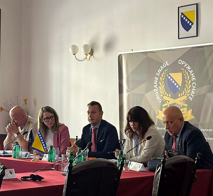 САРАЈЕВО, 23. ЈУНА /СРНА/ - Замјеник министра одбране у Савјету министара Александар Гогановић на састанку са деск официром за БиХ у НАТО Драганом Весовићем и ПАРП официром за БиХ у НАТО Роханом Максвелом.