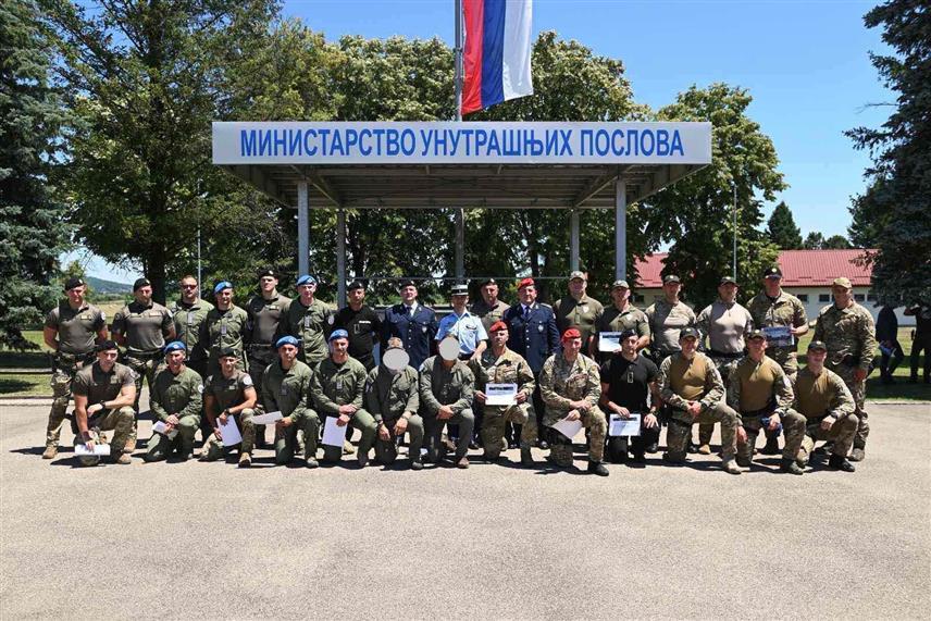 БАЊАЛУКА, 25. ЈУНА /СРНА/ - У Центру за обуку Министарства унутрашњих послова /МУП/ Републике Српске у Залужанима данас су свечано уручене дипломе полазницима који су успјешно завршили обуку "Сузбијање нарушеног јавног реда и мира".