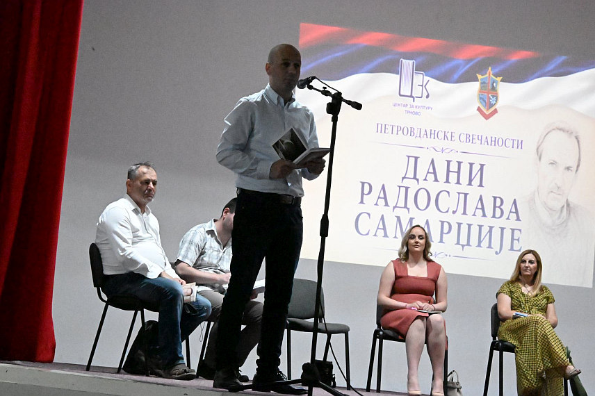 ТРНОВО, 25. ЈУНА /СРНА/ - У оквиру Петровданских свечаности, поводом Дана и крсне славе општине Трново, вечерас је у Центру за културу Трново одржано књижевно вече посвећено Радославу Самарџији, српском пјеснику, новинару и припаднику Војске Републике Српске.