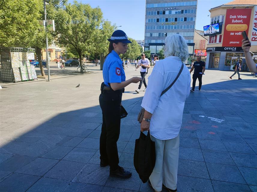 БАЊАЛУКА, 26. ЈУНА /СРНА/ -Поводом Међународног дана борбе против злоупотребе и незаконите трговине дрога, припадници Полицијске управе Бањалука су на Тргу Крајине дијелили грађанима промотивни материјал са савјетима и препорукама с циљем правовременог и адекватног реаговања у случају да посумњају да неко од младих из њиховог окружења конзумира дрогу.