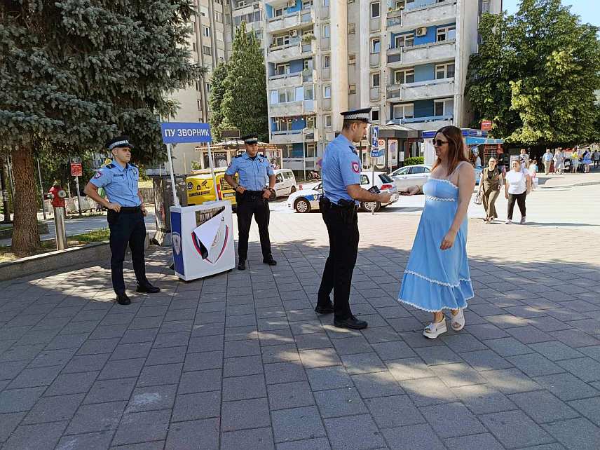 ЗВОРНИК, 26. ЈУНА /СРНА/ - Поводом обиљежавања Међународног дана борбе против злоупотребе дроге припадници Полицијске управе Зворник дијелили су грађанима летке са поруком "Тишина говори. Да ли је чујеш?"