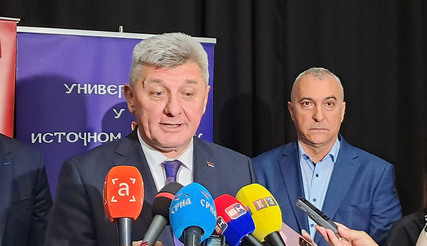 ИСТОЧНО САРАЈЕВО, 26. ЈУНА /СРНА/ - Министар за научнотехнолошки развој и високо образовање Републике Српске Драга Мастиловић изјавио је да је данашња промоција дипломаца Електротехничког факултета Универзитета у Источном Сарајеву важна за цијелу Републику Српску јер ће они бити окосница њеног привредног и научнотехнолошког развоја.