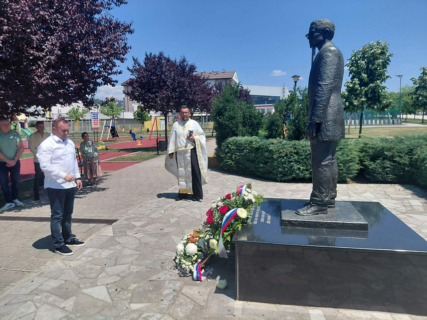 ИСТОЧНО НОВО САРАЈЕВО, 28. ЈУНА /СРНА/ - Парох лукавички протојереј Видак Вујадиновић данас је код споменика Гаврилу Принципу у истоименом парку у Источном Новом Сарајеву служио помен овом видовданском јунаку.