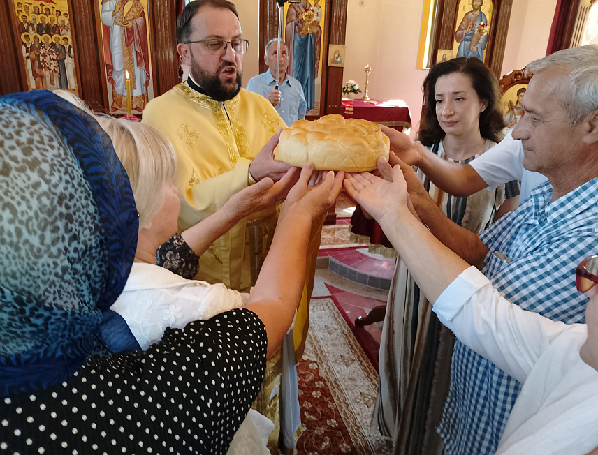 НОВИ ГРАД, 28. ЈУНА /СРНА/ - Срби никада нису водили освајачке ратове већ су се само бранили и то српски етос држи на исправном путу, рекао је свештеник Небојша Њежић у бесједи након што је Храм Светог кнеза Лазара у Равницама код Новог Града прославио црквену славу Видовдан.