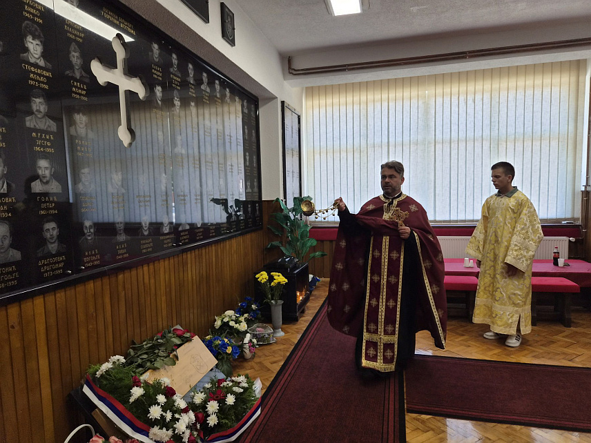СРБАЦ, 28. ЈУНА /СРНА/ - У Српцу је данас, поводом Видовдана, служен помен за 24 погинула борца Војске Републике Српске.