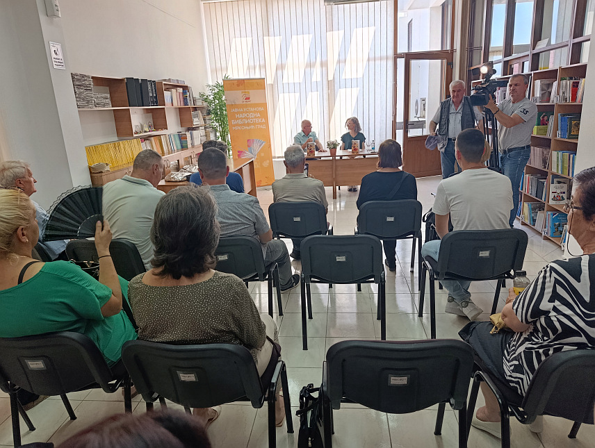 МРКОЊИЋ ГРАД, 29. ЈУНА /СРНА/ - Народна библиотека Мркоњић Град данас је организовала постхумну промоцију књиге суграђанке Марије Рожић под називом "Амајлија", која се састоји из пет циклуса који говоре о завичају, о ономе што је књижевница вољела да ради, као и о другим темама.