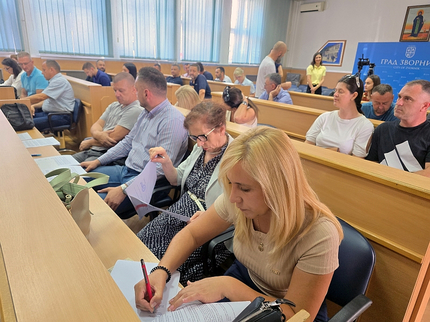 ЗВОРНИК, 29. ЈУНА /СРНА/ -У Градској управи Зворник потписани су данас уговори са корисницима подстицаја за запошљавање, самозапошљавање и стручно оспособљавање незапослених лица, за шта је из буџета града обезбијеђено 700.000 КМ.