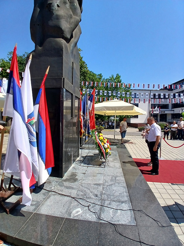 МОДРИЧА, 29. ЈУНА /СРНА/ - Модрича је јуче прославила Видовдан, Дан општине, и тим поводом је положено цвијеће пред централним спомеником за 700 погинулих српских бораца из ове и више од 30 општина бивше Југославије, као и бистом генерала Новице Симића.