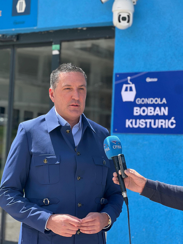 ЈАХОРИНА, 2. ЈУНА /СРНА/ - Гондола Пољице на Јахорини од данас носи име Бобана Кустурића, изјавио је Срни предсједник Надзорног одбора Олимписјког центра "Јахорина" Недељко Елек.