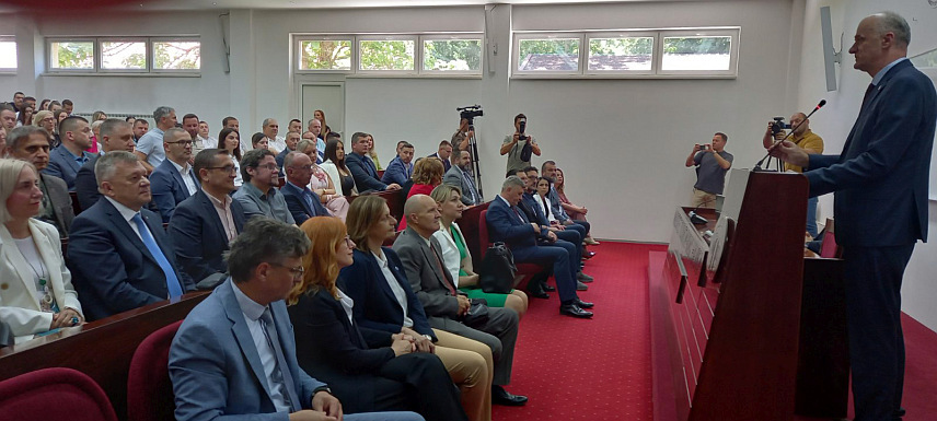 БАЊАЛУКА, 2. ЈУНА /СРНА/ - Ректор Универзитета у Бањалуци Радослав Гајанин рекао је да се Република Српска успјешно развија, захваљаујући свим њеним институцијама.