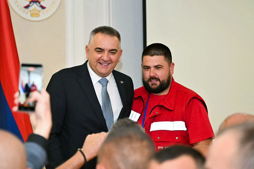 БАЊАЛУКА, 2. ЈУНА /СРНА/ - Премијер Републике Српске Саво Минић истакао је током разговора са возачима хитне помоћи из свих крајева Српске да цијени све што раде и да ће зато увијек имати подршку Владе Републике Српске.