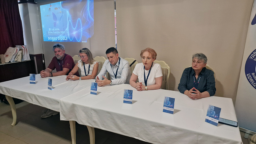 БРЧКО, 2. ЈУНА /СРНА/ - Свјетски дан штитне жлијезде обиљежен је у Брчком бесплатним превентивним прегледима и стручним предавањима на којима је упозорено да обољења штитне жлијезде данас заузимају водеће мјесто међу ендокринолошким поремећајима, посебно код женске популације.	
