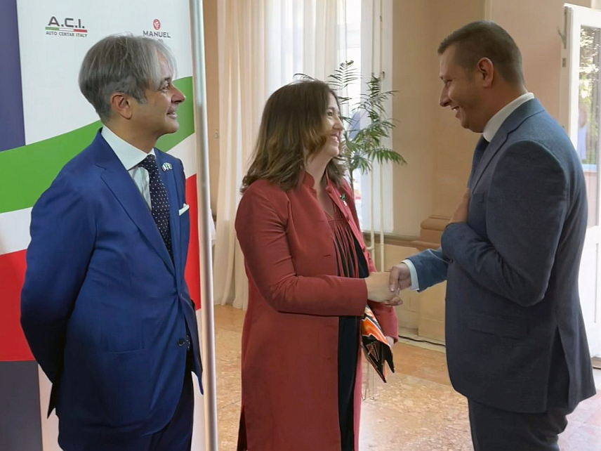 САРАЈЕВО, 2. ЈУНА /СРНА/ - Замјеник министра одбране у Савјету министара Александар Гогановић присуствовао је пријему поводом националног празника Италије и том приликом указао на значај добре сарадње Републике Српске и Италије.