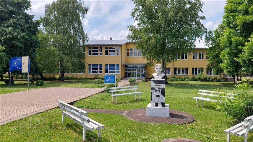 ШАМАЦ, 2. ЈУНИ /СРНА/ - Средњошколски центар "Никола Tесла" у Шамцу ове године уписаће у прве разреде 112 ученика у пет образовних профила.