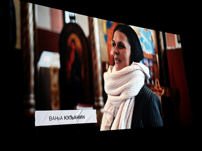 БИЈЕЉИНА, 30. ЈУНА /СРНА/ - У Бијељини је премијерно приказан документарни фиилм "Дјеца Брадине", аутора Стевана Салатића, који говори о страдању српских цивила, прије свега дјеце, у Брадини 1992. године када су ово село опколиле и потпуно уништиле хрватско-муслиманске снаге.