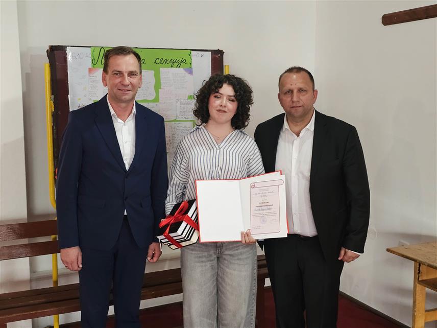 УГЉЕВИК, 3. ЈУНА /СРНА/ - Начелник општине Угљевик Драган Гајић и директор Основне школе "Алекса Шантић" Владимир Ђокић уручили су данас награду и признање ђаку генерације ове школе Софији Вујевић, која је и добитник Вукове дипломе.