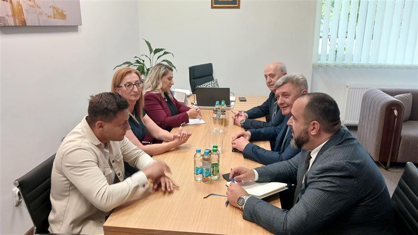 ИСТОЧНО НОВО САРАЈЕВО, 3. ЈУНА /СРНА/ - Министар за научнотехнолошки развој и високо образовање Републике Српске Драга Мастиловић и директор Студентског центра Лукавица Александра Бјелица разговарали су данас у Источном Новом Сарајеву о функционисању новог студентског дома у којој тренутно борави 180 студената, а у који је Влада уложила око 10 милиона КМ.