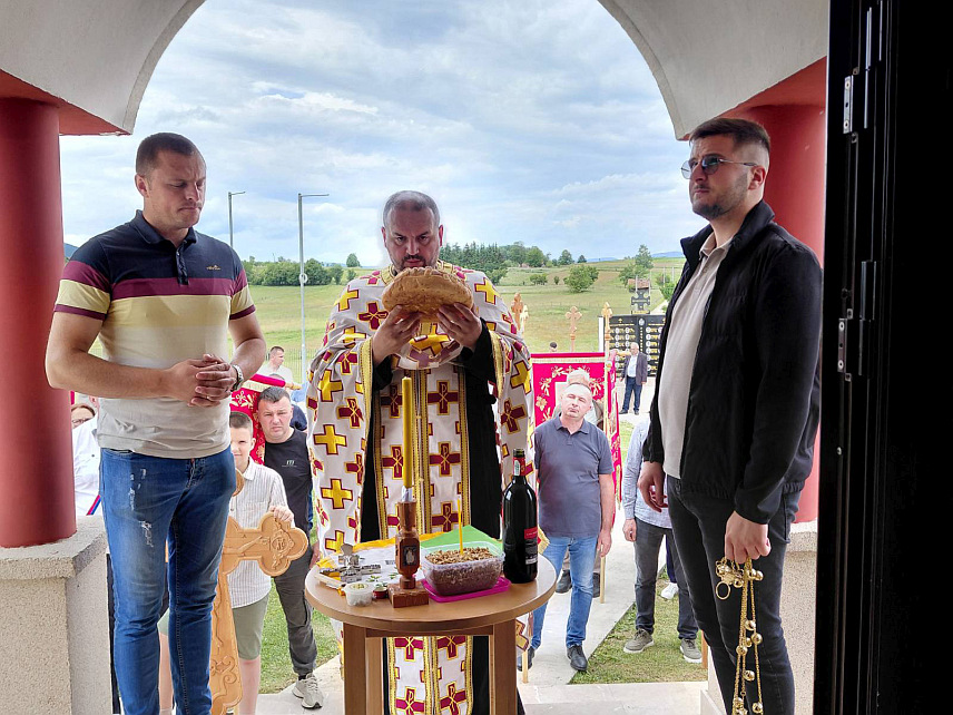 ВЛАСЕНИЦА, 3. ЈУНА /СРНА/ - У Храму Светих цара Константина и царице Јелене у мјесту Трново у Власеници свечано је и молитвено обиљежена храмовна слава.