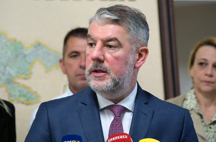 БАЊАЛУКА, 3. ЈУНА /СРНА/ - Министар здравља и социјалне заштите Републике Српске Ален Шеранић најавио је да ће на сутрашњој сједници Владе Српске бити разматран Нацрт допуна Закона о социјалној заштити ради регулисања права чланова организација и удружења која окупљају родитеље дјеце са сметњама у развоју и лица са инвалидитетом.