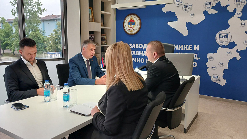 ИСТОЧНО НОВО САРАЈЕВО, 4. ЈУНА /СРНА/ - Министар просвјете и културе Републике Српске Боривоје Голубовић разговарао је данас у Источном Новом Сарајеву са директором Завода за уџбенике и наставна средства Предрагом Спасојевићем.