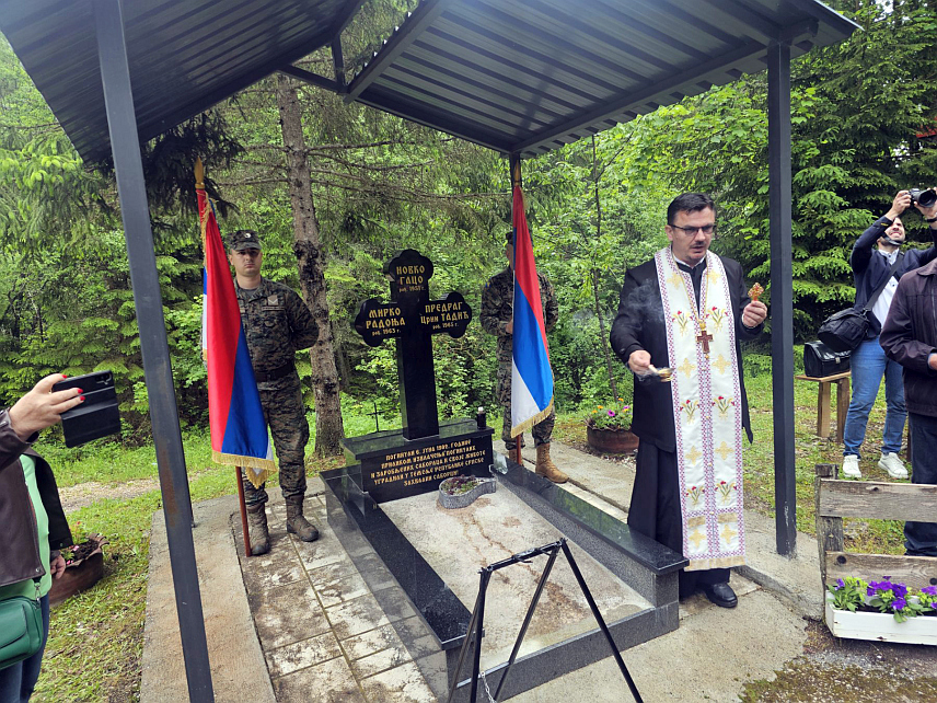 ХАН ПИЈЕСАК, 4. ЈУНА /СРНА/ - У Жепи код Хан Пијеска почело је обиљежавање 34 године од погибије 45 припадника Војске Републике Српске /ВРС/ мучки убијених у кланцу из засједе коју су им поставили припадници муслиманских снага.