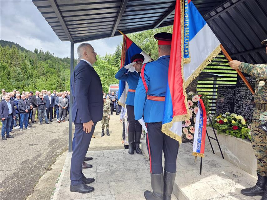 ХАН ПИЈЕСАК, 4. ЈУНА /СРНА/ - Предсједник Владе Републике Српске Саво Минић изјавио је данас у Жепи код Хан Пијеска да је долазак на мјесто погибије српских бораца света дужност и обавеза.