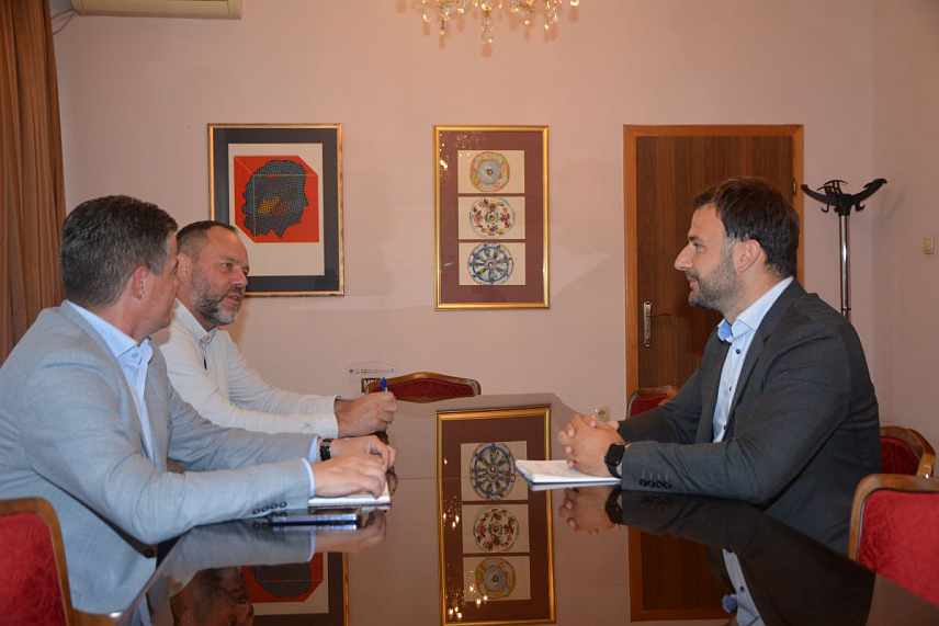 ПРИЈЕДОР, 4. ЈУНА /СРНА/ - Градоначелник Приједора Слободан Јавор разговарао је данас у Приједору са руководством "Електрокрајине" Бањалука.