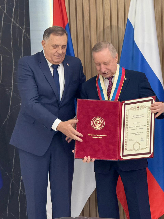 САНКТ ПЕТЕРБУРГ, 4. ЈУНА /СРНА/ - Предсједник Милорад Додик уручио је данас гувернеру Санкт Петербурга Александру Беглову Ореден заставе Републике Српске са златним вијенцем и предложио одржавање заједничке сједнице влада Српске и Санкт Петербурга.