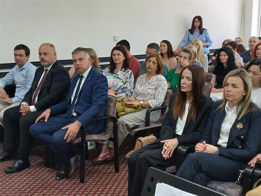 ВИШЕГРАД, 5. ЈУНА /СРНА/ - Министар просвјете и културе Републике Српске Боривоје Голубовић отворио је данас у Вишеграду 30. Сусрете библиотекара Републике Српске на којима је повеља "Ђорђе Пејановић" уручена најуспјешнијем библиотекару и библиотеци у Српској у прошлој години.