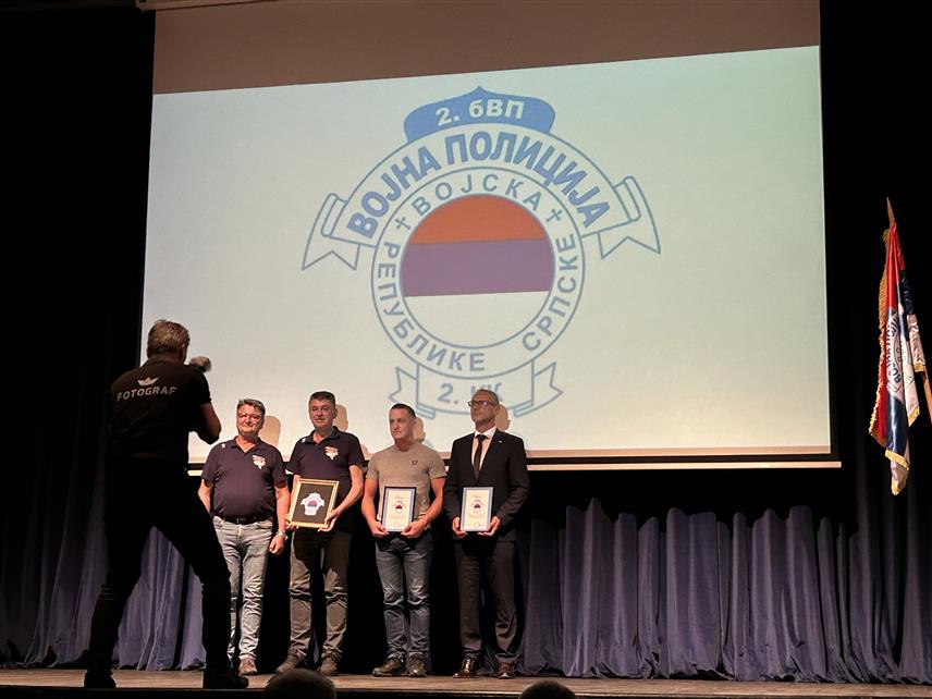ДРВАР, 6. ЈУНА /СРНА/ – Министру рада и борачко-инвалидске заштите Републике Српске Радану Остојићу данас је у Дрвару уручена захвалница за подршку и помоћ у досадашњем раду Удружења грађана "Други батаљон војне полиције Другог крајишког корпуса".