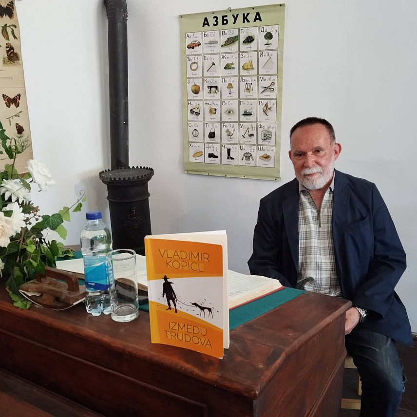 ВИШЕГРАД, 6. ЈУНА /СРНА/ - Збирка приповиједака "Између трудова" новосадског књижевника Владимира Копицла, добитника Андрићеве награде, представљена је данас у оквиру културне манифестације "Вишеградска стаза".