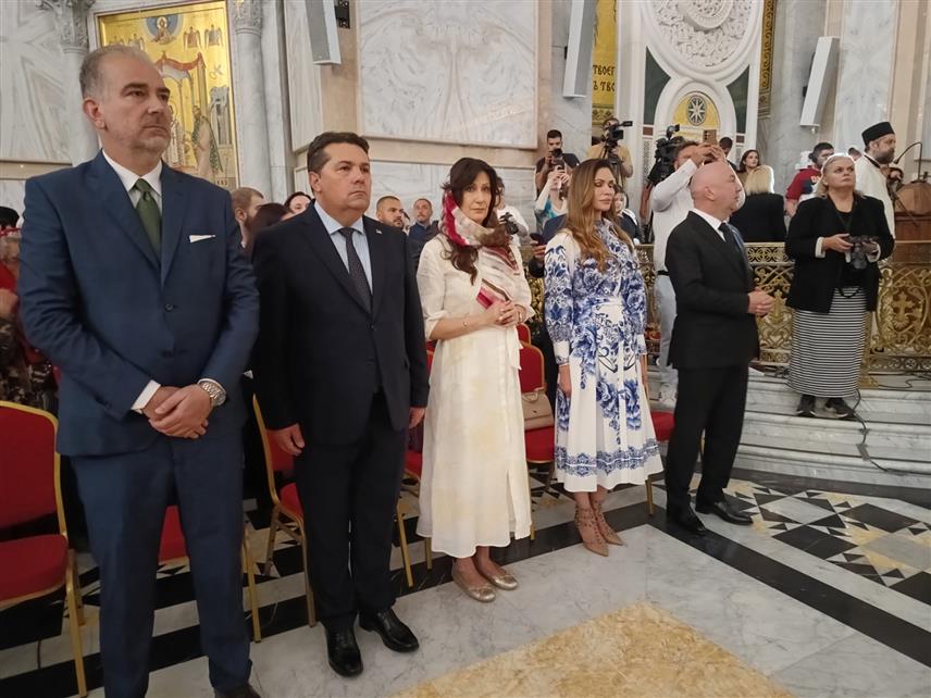 БЕОГРАД, 6. ЈУНА /СРНА/ - Велики број вјерника окупио се јутрос у Храму Светог Саве на Врачару гдје је у току Света архијерејска литургија након које ће бити испраћен Часни појас Пресвете Богородице у манастир Ватопед на Свету Гору.