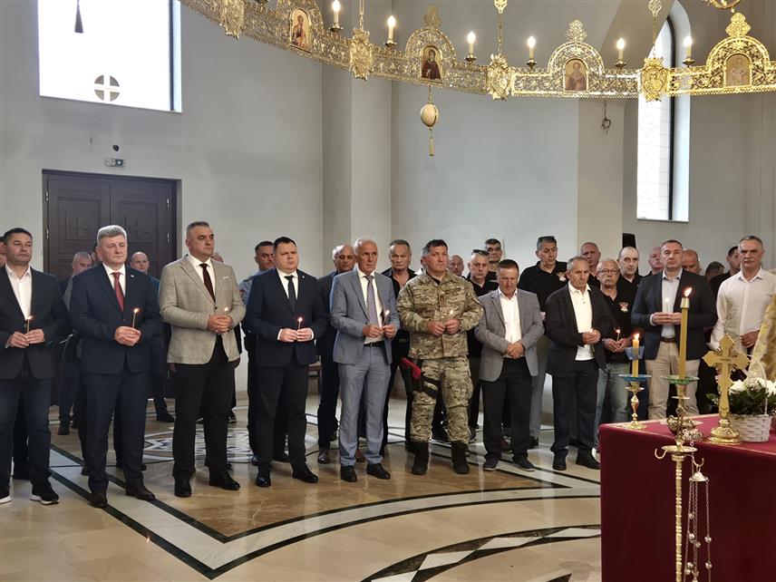 ПАЛЕ, 7. ЈУНА /СРНА/ – Предсједник Владе Републике Српске Саво Минић и министар унутрашњих послова Жељко Будимир присуствују парастосу погинулим припадницима Првог одреда Специјалне бригаде полиције МУП-а Републике Српске "Јахорина", који се служи у Храму Светог архангела Гаврила на Палама.