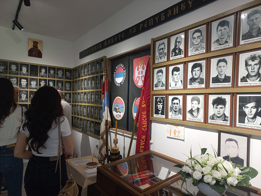 БАЊАЛУКА, 7. ЈУНА /СРНА/ - Друга оклопна бригада Првог крајишког корпуса Војске Републике Српске формирана је прије 34 године од најбољих тенкиста које је Српска тада имала. Поводом 34 године од њеног формирања, данас су положени вијенци и цвијеће на споменике погинулим борцима и служен је парастос у Спомен-соби.