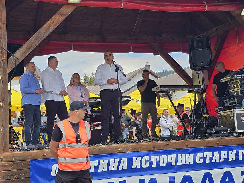 ИСТОЧНИ СТАРИ ГРАД, 6. ЈУНА /СРНА/ - Предсједник Владе Републике Српске Саво Минић и начелник Општине Источни Стари Град Бојо Гашановић свечано су данас отворили 14. гастро-туристичку манифестацију "Јагњијада" на Вучијој Луци на којој учествује око 70 екипа из Републике Српске, БиХ и земаља региона.