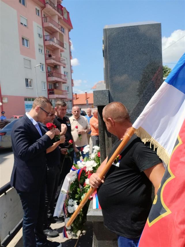 БИЈЕЉИНА, 7. ЈУНА /СРНА/ - У Бијељини је данас обиљежена 26. годишњица од убиства легендарног команданта Гарде "Пантери" Љубише Савића Маузера. Вијенце и цвијеће испред споменика Маузеру положио је његов син Бојан Савић, ратни ветерани, представници политичког и јавног живота у Семберији и Републици Српској.
