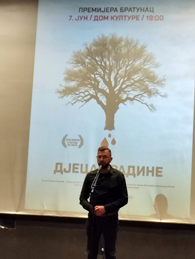 БРАТУНАЦ, 7. ЈУНА /СРНА/ - Приказивање изузетно потресног филма "Дјеца Брадине", аутора Стевана Салатића, вечерас је завршена Ревија документарног филма у Братунцу.